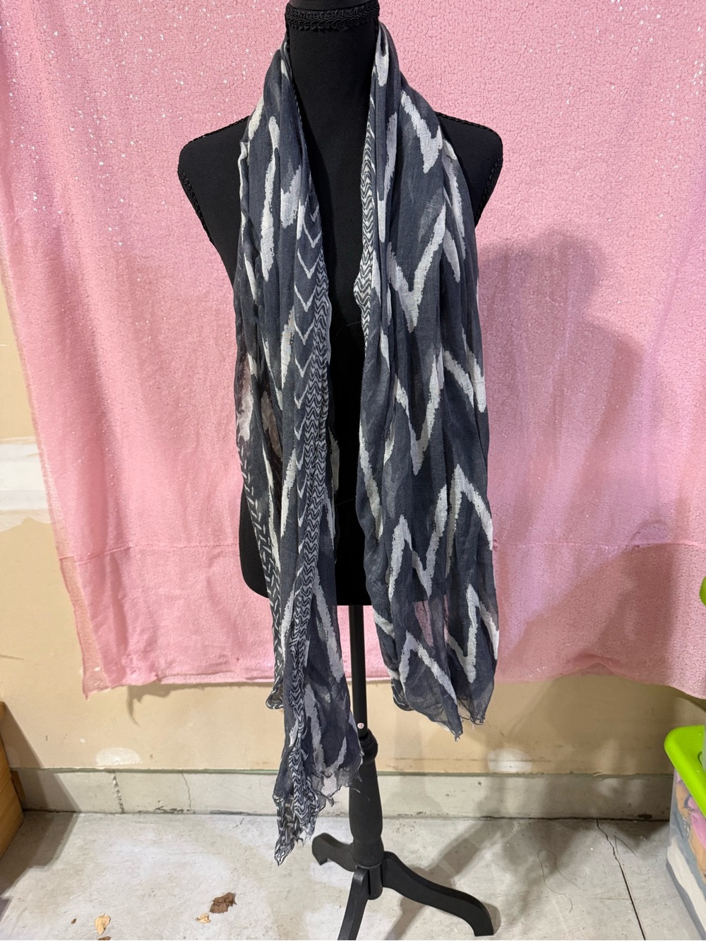 Source Unknown Black and White Zigzag Lightweight Scarf K4